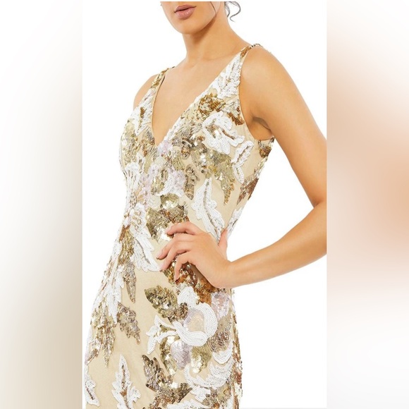 Sleeveless v neckline embellished nude evening gown - Picture 4 of 9